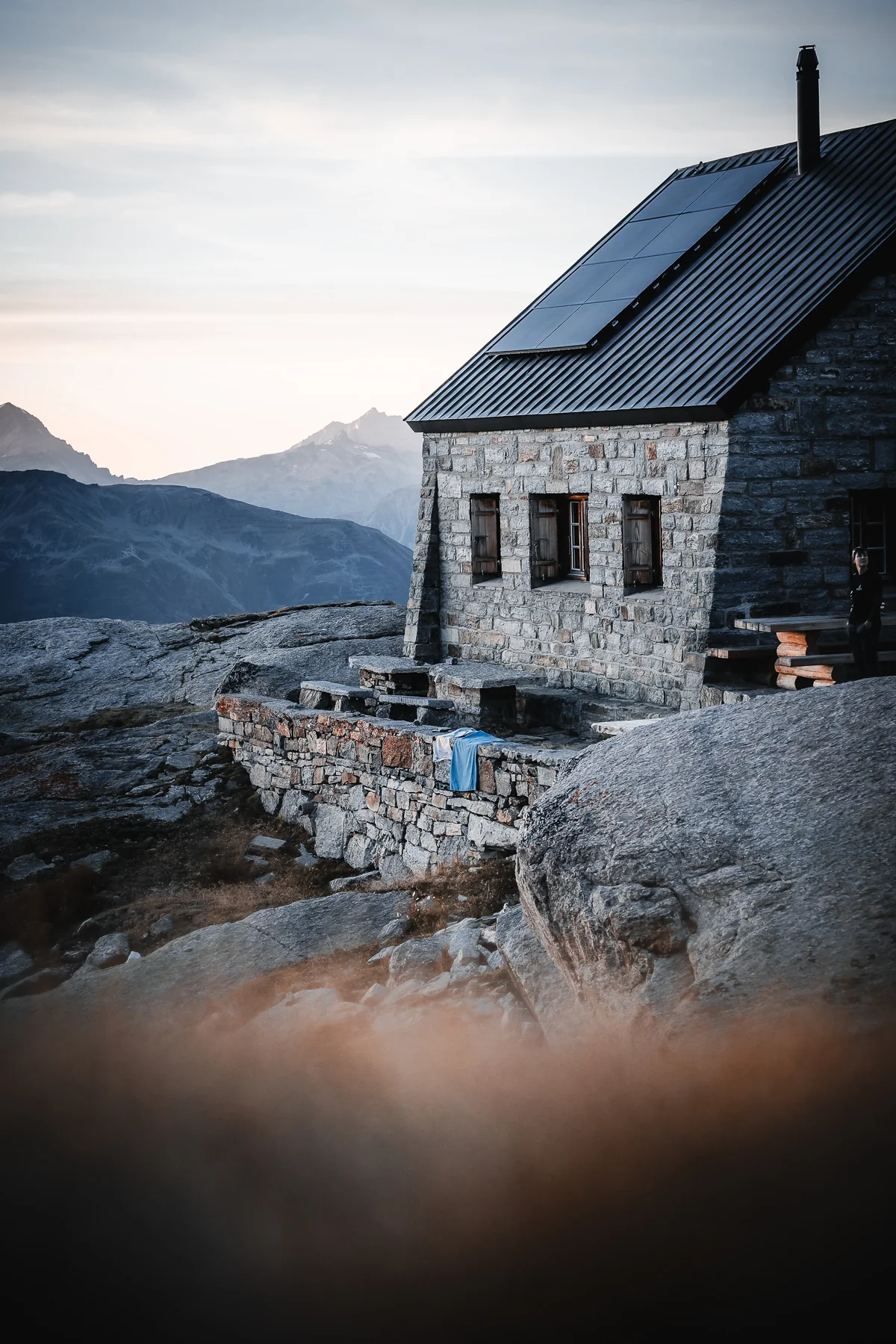 Bordierhuette SAC mit Solarpanelen auf Berggrat im Wallis, Schweizer Alpen bei Abendstimmung