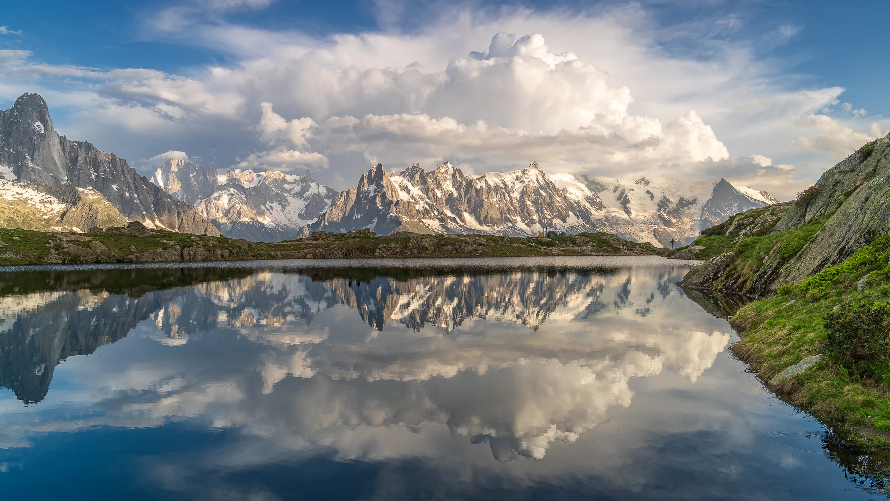 Spiegelnder Bergsee Lacs des Chéserys mit Mont-Blanc Gipfeln im Massif du Mont-Blanc bei goldenem Sonnenuntergang