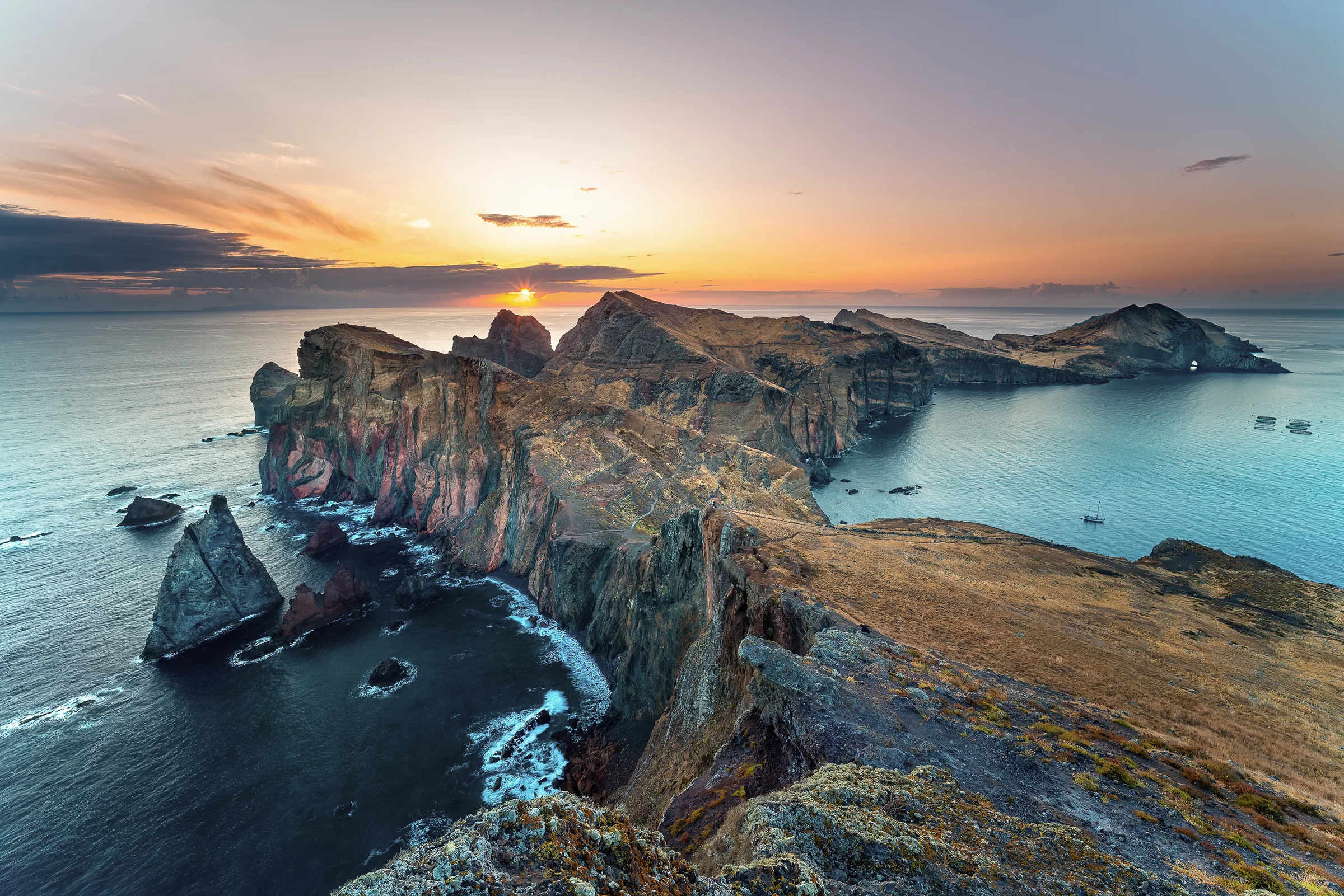 Majestätische Felsformationen der Ponta de São Lourenço auf Madeira mit türkisblauem Atlantik bei goldenem Sonnenuntergang
