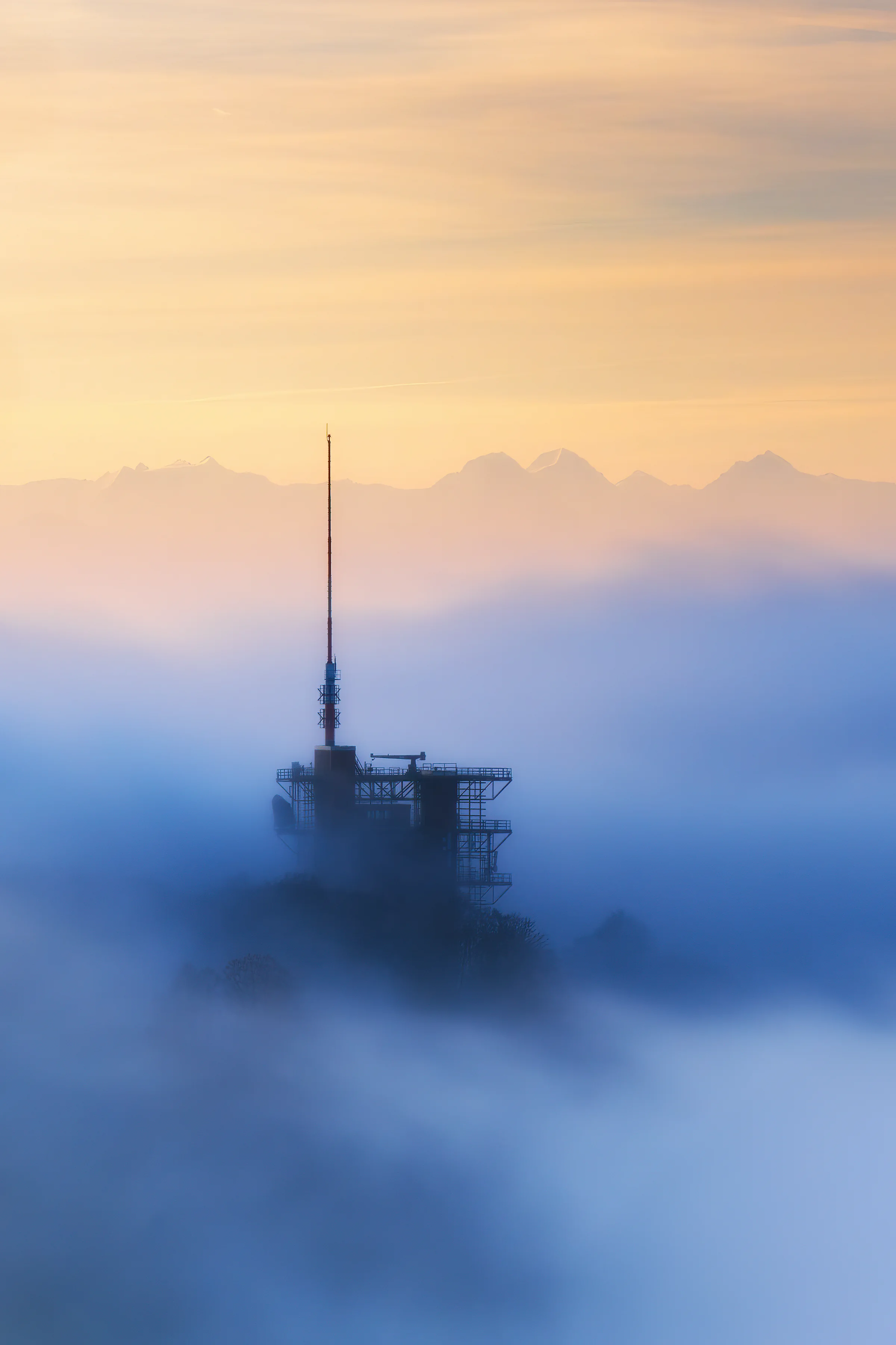 Sendeturm-Silhouette über dichtem Nebelmeer bei Sonnenaufgang in Solothurn