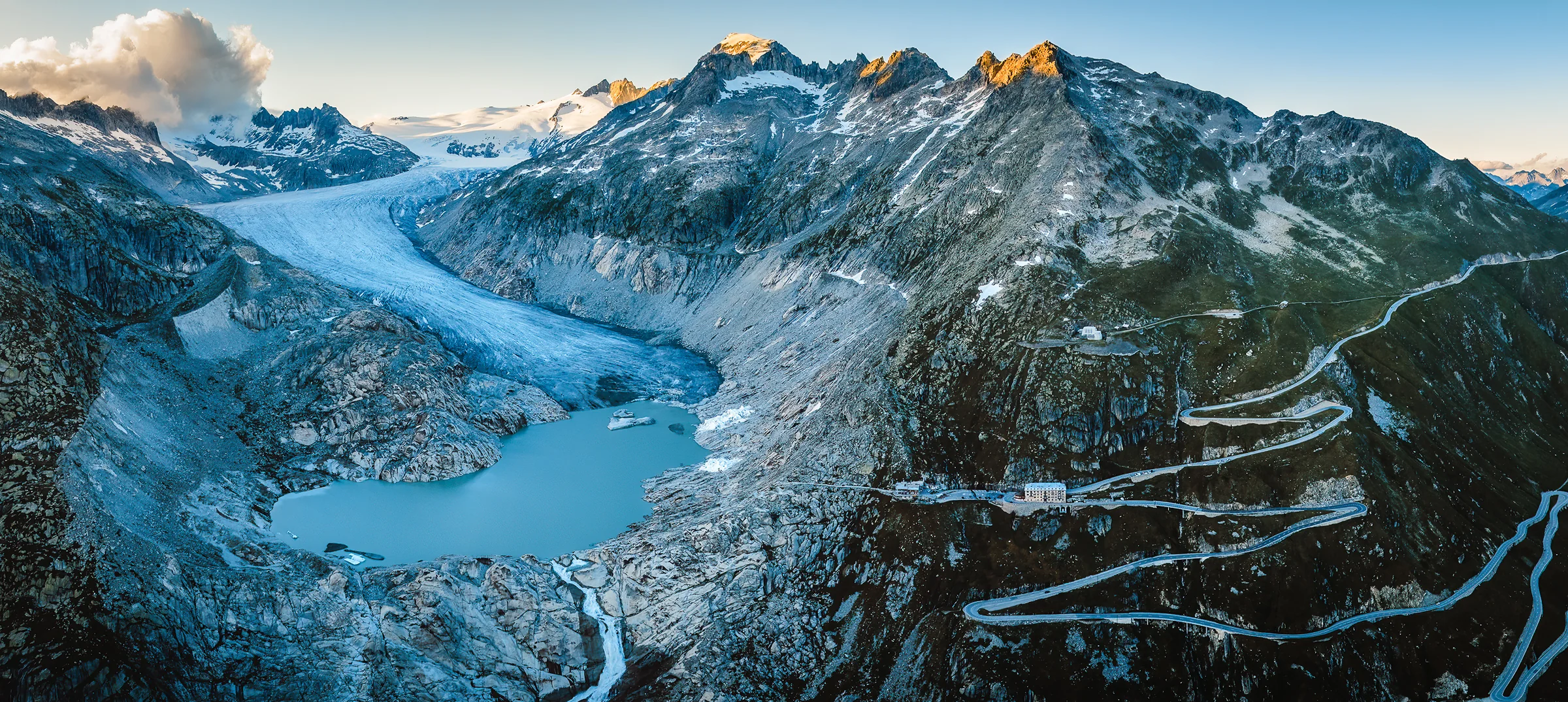Luftaufnahme des Rhonegletschers mit türkisem Gletschersee am Furkapass im Berner Oberland, Drohnenaufnahme bei goldenem...