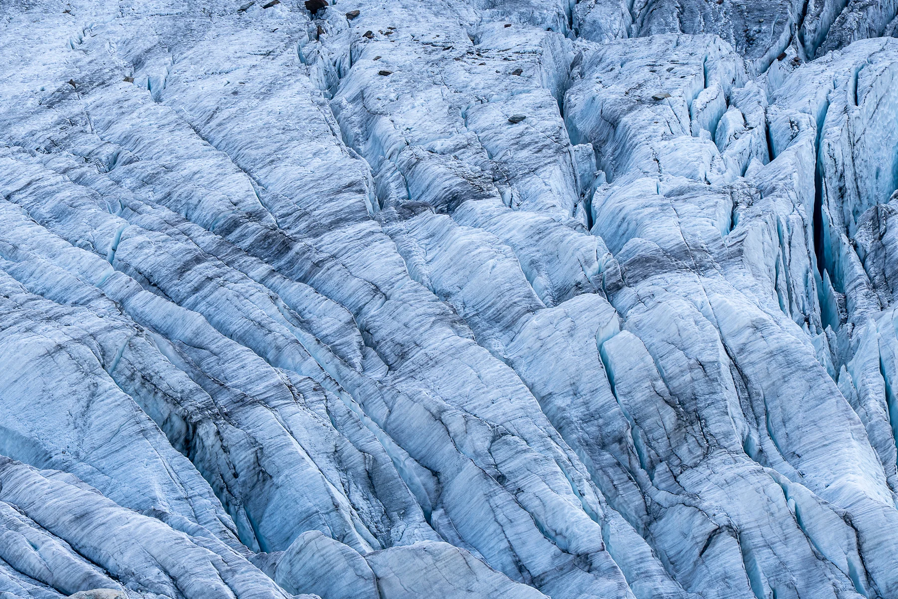 Detailaufnahme des Riedgletschers mit charakteristischen blauen Gletscherspalten und Eisstrukturen in Wallis