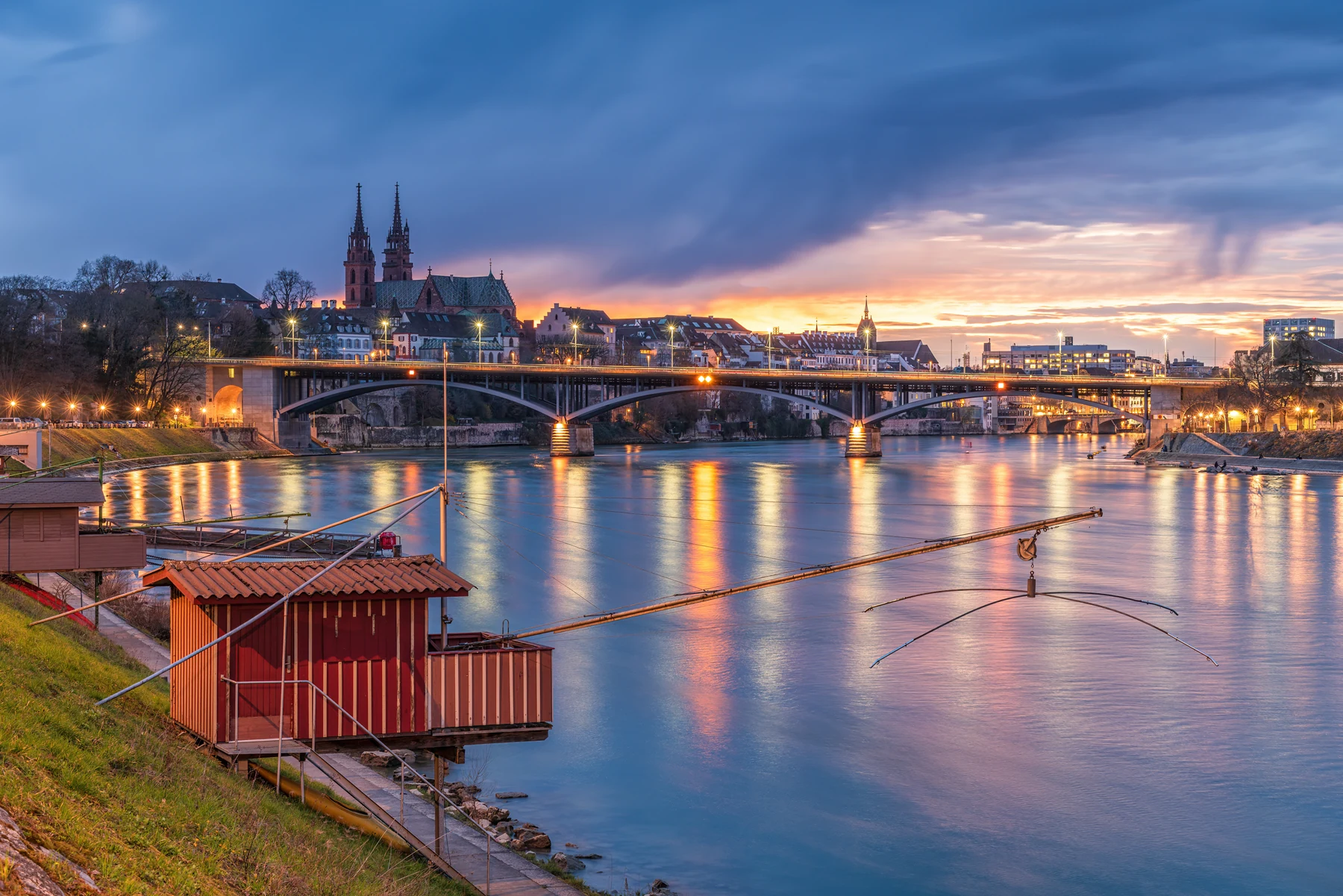 Basel bei Blauer Stunde — Rhein mit Lichtspiegelungen, Mittlere Brücke und Basler Münster bei Abenddämmerung, Nachtfotografie Workshop
